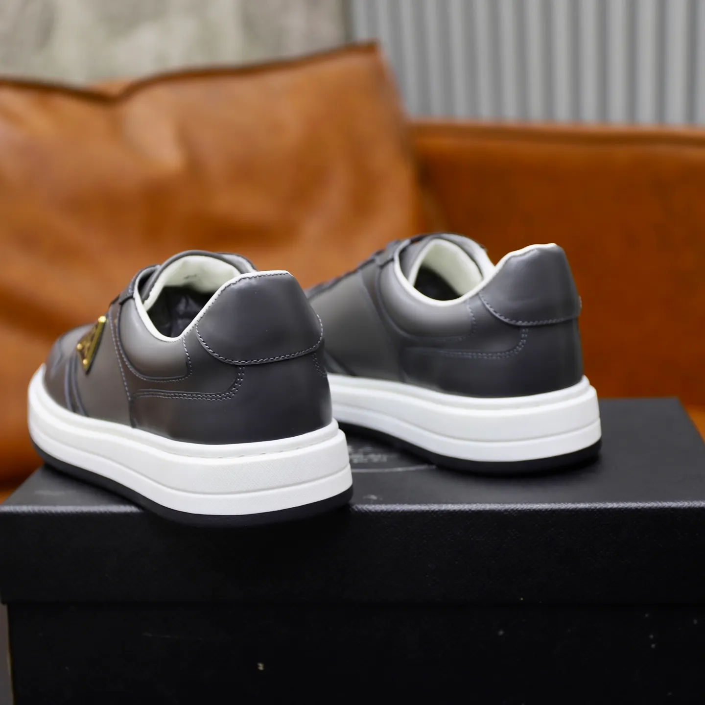 Factory price: 740💰Top original order Brand: PRADA (Prada) Standard code: Men's size 38/44 (45 can be customized) Grade: Same as the official website Material: Original cowhide stitching imported cowhide lining Original combination two-color wear-resistant soft outsole Style category: Leisure and sports version Young fashion European and American trend British style Color: Real picture color